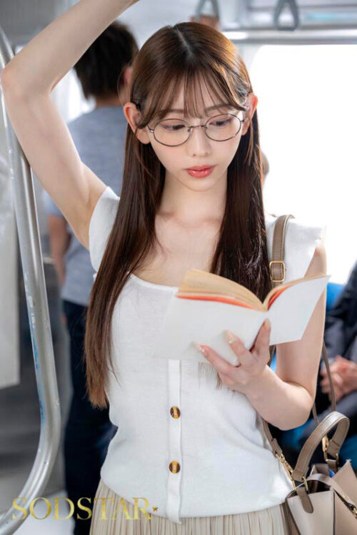 通学中に読書にふける文系女子大生が吊り革拘束立ちバックで膝ガク潮吹き お漏らししながらイク快感が忘れられず痴〇好みの女に… 一宮るい