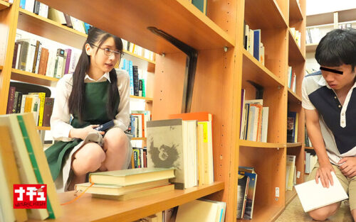 青年チ○ポを本棚越し手コキでこっそり発射させ声我慢SEXで中出しまでさせる年下好き美人司書