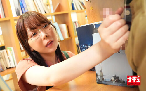 青年チ○ポを本棚越し手コキでこっそり発射させ声我慢SEXで中出しまでさせる年下好き美人司書