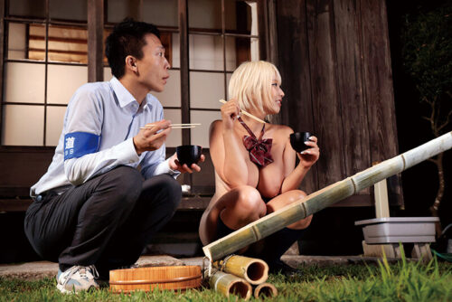 全裸通学の村 平然と学生生活を謳歌する一人の女子生徒を丸裸にするべく、記者として僕は密着した。 乙アリス