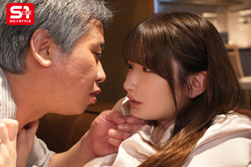 スケベ義父の媚薬漬けピストンで新妻の豊満女体は過敏に火照る 催淫オイル・唾液・愛液…ぐちゃぐちゃキメセク 鷲尾めい