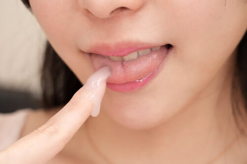 【VR】僕が童貞と知ってからナマ乳見せつけで誘惑してくる家庭教師 押し付けられる豊満なおっぱいのせいで勉強に集中できません… 双葉れぇな