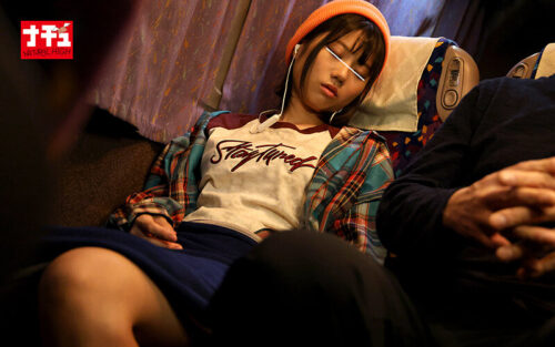 就寝中の夜行バスで指マンされた恐怖に目を開けられず寝たふりしながらイキまくる気弱女子3