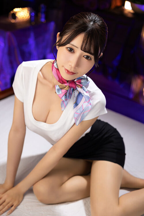 【VR】押しに弱そうなエスティシャンに欲しがるまで勃起チンポを擦ったらナマで挿入できるのか？ やめてくださいと言いながらマン汁垂れ流し下品なスパイダー騎乗位を披露して大きな声が出そうになるのを密着声ガマン 朝倉ゆら【8K】