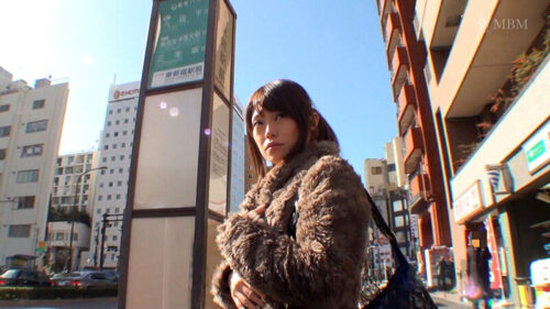 既婚の奥様向けの雑誌のインタビューで着いてきた若妻さん！謝礼を餌にエッチなイタズラを…パンティを脱がすと綺麗なパイパンマ○コ！奥までしゃぶる淫乱奥様！