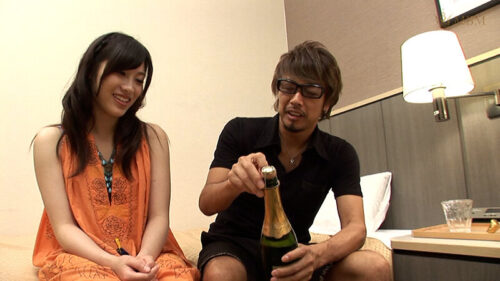 簡単に着いて来た見た目は都会的な田舎娘の奥の奥に生中出しで乾杯！