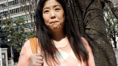 お酒大好きなぽっちゃり熟女さん、若いカワイイ男優にノリノリ♪主導権握ってチ○ポも握って巨乳で挟んで！ナマ中出しOK