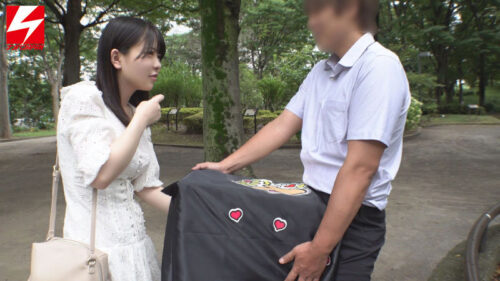 箱の中身はなんだろな？？でついてきた純朴女子大生に生チ○ポを見せつけたらデカチンに興奮しちゃったっぽいので… 恥ずかしがらせ赤面SEX ナマもしちゃった こなつ