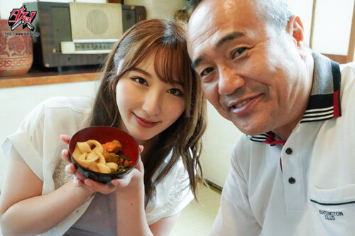 唾液を絡ませ自ら腰を振る。素顔丸出し一泊旅行。「 おじさんの肉棒を手放せない発情期編 」 北野未奈