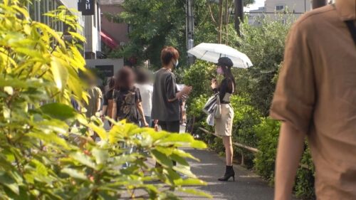 
 「マジ軟派、初撮。 1717 代官山でお買い物中のオシャレ女子をナンパ！雑誌のモデルのような上玉！その美脚&美尻に手を伸ばすと満更でもない様子で…？スレンダーな体を赤らめ、虚ろな顔で喘ぐ様は必見！」