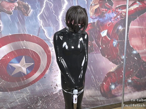 【エナメル】人間ミノムシになったキキ【ラバー】 コスプレハード