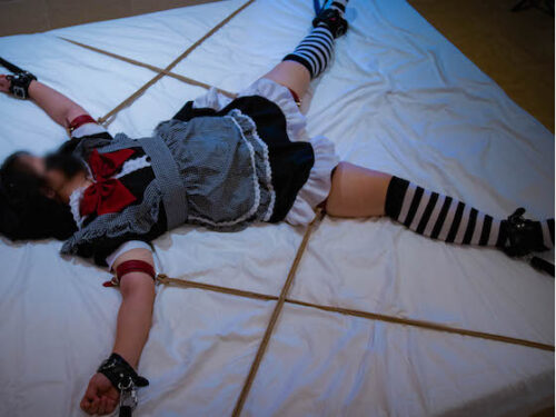 メイド女子が大の字拘束されて厳しい電流のお仕置きをされる(B子) コスプレハード