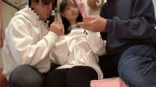 【3P顔出し】規制に引っかかりそうな合法ちっぱい　保母さんはエロい説検証!?休日セフレとの㊙プライベートハメ撮り映像流出【空飛ぶ美少】 同人動画