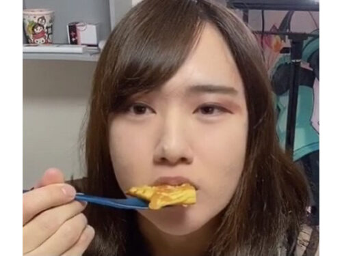 食ザー企画！！ブルーベリーのホットケーキにみなみちゃんの濃い精子をぶっかけてたべちゃいました❤かけるシーンから食べるシーンまでノーカットです！/キャバドレスピンク!動画１４分５９秒 同人動画