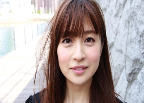 美人なのに清楚で控えめな佇まいが魅力で真面目なお姉さんなのにヤリマンみたいなエロい乳首をいじり倒します。 同人動画