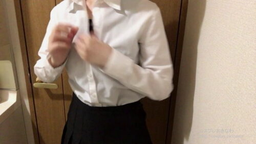 【自撮り女子】スタイル抜群の素人美女が制服を脱いで下着姿に？ 同人動画