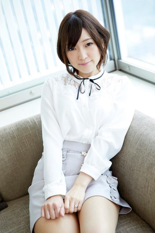 刺激を求める敏感素人妻に男にも女にもイカされる混合SEX