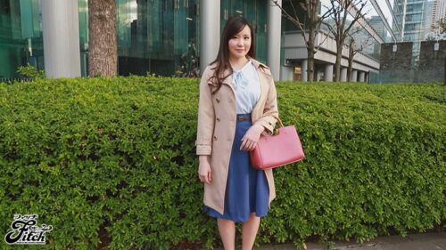 スラリと伸びた長い脚の高身長スタイルと天然巨乳が美しい笑顔がとても素敵な人妻が夫に内緒でAVデビュー！ 黒木美沙