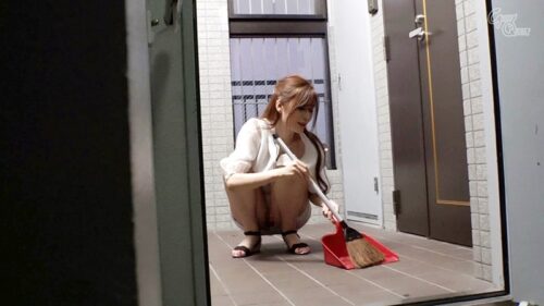 ノーブラノーパンで挑発してくるスケベ奥さんが隣に引っ越してきた！ 夏希まろん