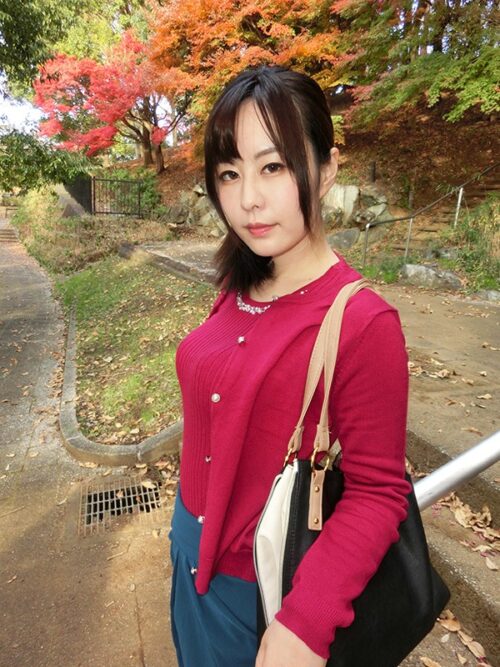 Lustful Mom: Drooling Wife Ichikawa Sarina