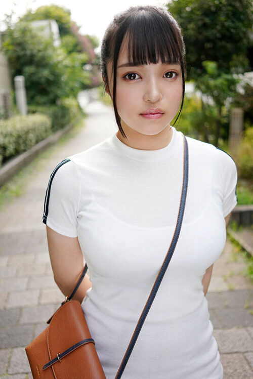 Young-Faced Amateur with Huge Breasts: Yuki, 20, Armed with Squirting