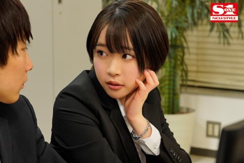 憧れの女上司と残業で二人っきりに…いたずら密着誘惑に興奮して朝まで筆おろしセックスに明け暮れた童貞のボク。 架乃ゆら
