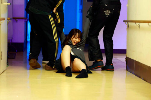 ネズミ講式非道の連鎖！下校中のお嬢様学校の女子○生！巻き添えレ●プ3！「自分だけ不幸だと明日から学校いけないよね？嫌いな子をもっと酷い目に合わせちゃいなよ？」と、表面上は仲良しだけど、心の底ではクソ嫌いな’自称親友’を呼び出させ首絞め！鬼イラマ！…