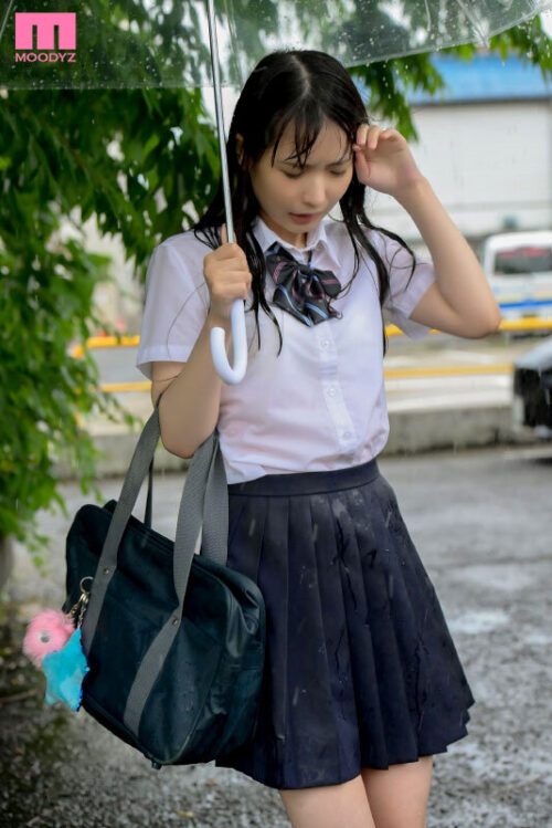 突然の暴風雨で帰宅難民になった教え子の濡れ透けちっぱいがエロすぎて… 校内に2人きり、朝が来るまで何度も無責任中出ししてしまった担任教師のボク。 希咲那奈