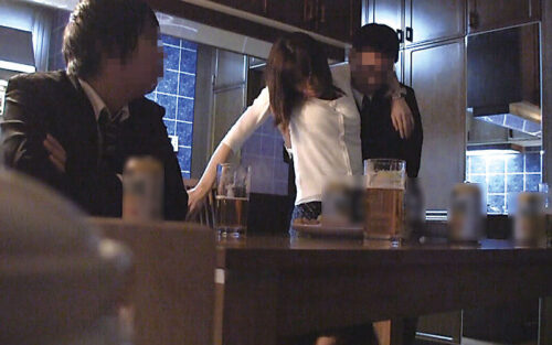 寝取られ妻隠し撮り投稿 愛する妻が他人男の勃起ペ●スを咥えてヤラれてしまう！？5家族2枚組