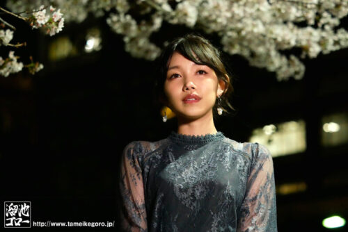 生徒の誘惑に理性を保った俺が、人妻になったその子の色気に負けた12年後の再会 岬さくら