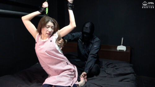 「エプロン姿で掃除する奥様にくすぐりイタズラ！ 一本橋こちょこちょにも笑いもだえる様子を収めてみた」 わかしラボ Vol.023- 2 桧山ゆりか