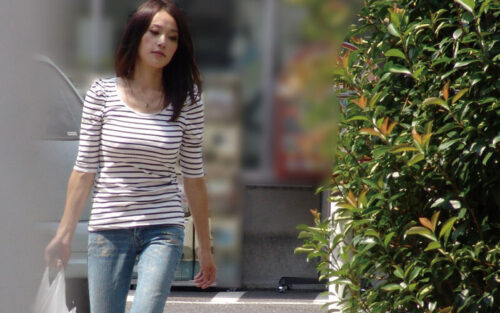 寝取られ妻隠し撮り投稿 愛する妻が他人男の勃起ペ●スを咥えてヤラれてしまう！？5家族2枚組