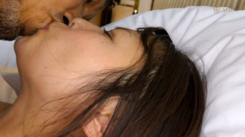 夫婦仲について聞きたいと綺麗な奥様にアドバイスを求め…ホテルの部屋で押さえられない感情が爆発！！押し倒しハメ撮り開始！奥様も欲求不満でイキまくる！！！