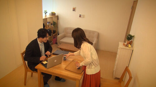 ニンゲン観察 真っ昼間から夫のお抱え税理士とお茶の間不倫SEXに溺れる淫乱若妻