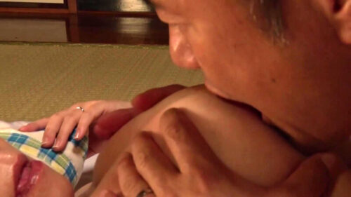 【垂れ巨乳】母さんの巨乳を奪い合う父と息子 花岡さち代 覗く息子編