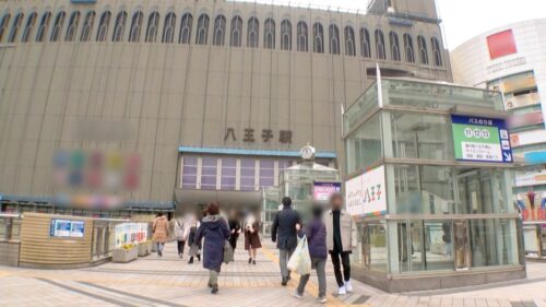 
 「マジ軟派、初撮。 1910 寒いけど胸元はオープンなハレンチお姉さんをナンパ！Hな話題にも赤裸々に答えてくれるので「ヤレる！」と判断した我々はおっぱいに手を伸ばす！」