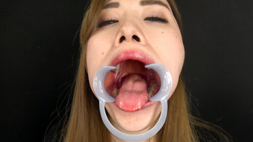 唾液滴る肉厚舌で挑発する淫乱美女