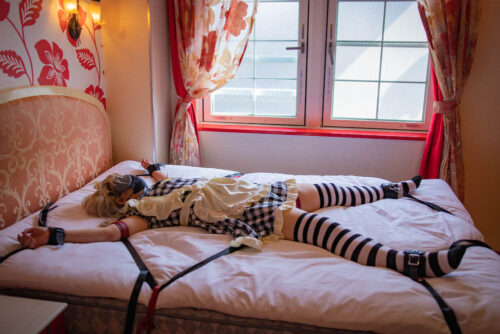 メイド服姿の女の子が大の字拘束されて踏まれたりムチ打たれたり快楽責め(natsumi) コスプレハード