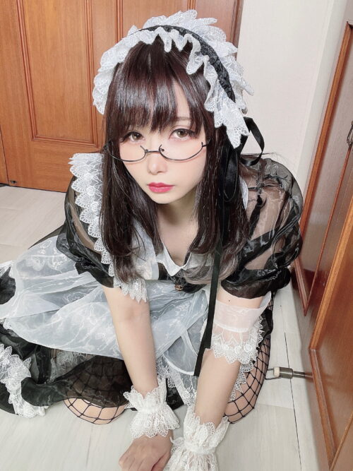 絆創膏でギリギリを攻める眼鏡メイドはパイパンモリマン㊙️ コスプレハード