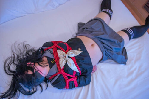 セーラー服女子が全身縛られてムチ責めや首絞め、電マ責めに遭う(natsumi) 同人動画