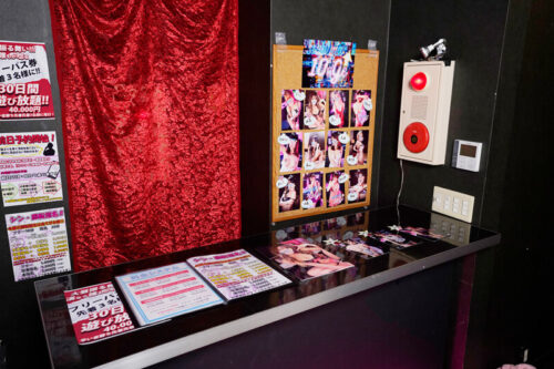 Grand Opening in Shibuya! Busty Gal Pinsal Shop VR Experience