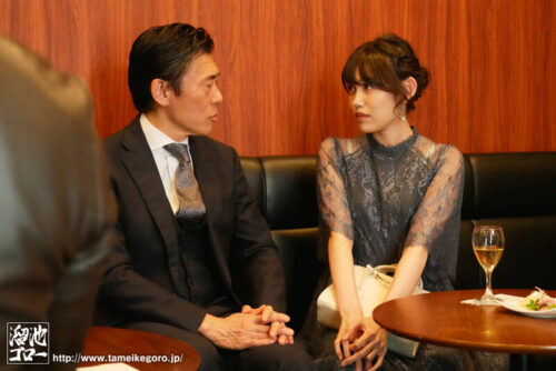 生徒の誘惑に理性を保った俺が、人妻になったその子の色気に負けた12年後の再会 岬さくら