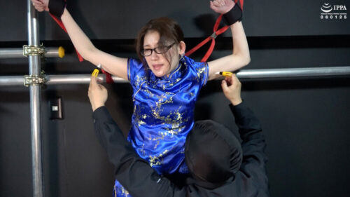 「腋の下が閉じられない立ち拘束くすぐり！ メガネのチャイナ秘書の体をビクビク震わせてみた」わかしラボ Vol.023- 3 桧山ゆりか