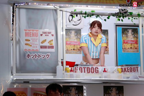 イルミネーションを見に来ていた冬休み中の女子大生さん 「半裸で移動販売してみませんか？」お客さんにバレないよう10分おきに過激になる下半身イジられミッションに耐えられるか！？