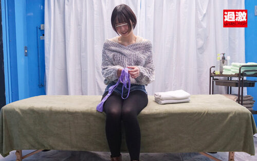【Eカップもなちゃん】潮吹きマジックミラー号 ド素人女子大生が過激ビキニで初めての潮吹き連続イキ！オイルマッサージで勝手に指を入れられ感じた押しに弱いオマ◎コはハメ潮も吹いちゃう？