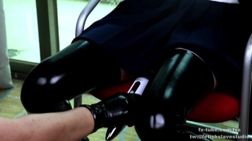 もはや快楽漬け！ラバーマニアに飼われている女子校生・キキ コスプレハード