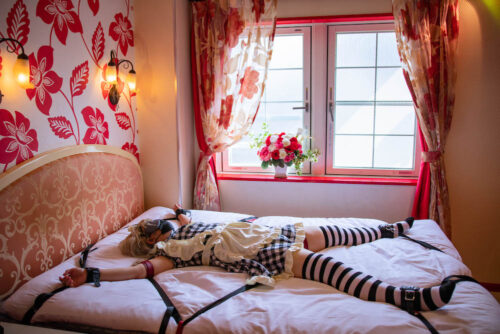 メイド服姿の女の子が大の字拘束されて踏まれたりムチ打たれたり快楽責め(natsumi) コスプレハード