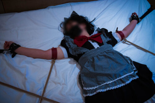 メイド女子が大の字拘束されて厳しい電流のお仕置きをされる(B子) コスプレハード