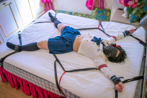 青セーラー服の女の子が大の字に拘束されて快楽責めされる(natsumi) 同人動画