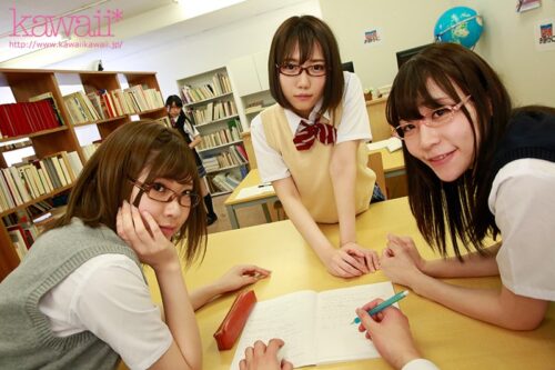 【VR】【文学美少女に静かに痴女られる草食男子体験VR】 声を出せない図書室で机下潜り込みフェラチオ 本棚の影に隠れてしっぽり生ハメ連続膣中射精セックス